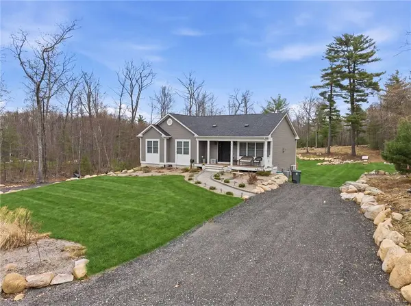 380 Ledge RD, Coventry, RI 02816