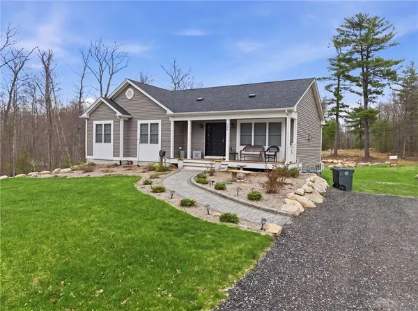 380 Ledge RD, Coventry, RI 02816