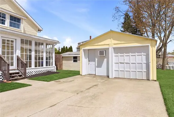 40 Jackson AVE, East Providence, RI 02915