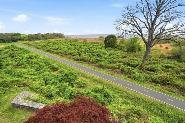 31 Seabreeze LN, Bristol, RI 02809