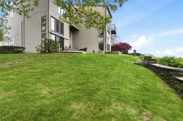 31 Seabreeze LN, Bristol, RI 02809