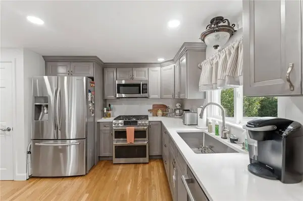 81 Mount View DR, Cranston, RI 02920