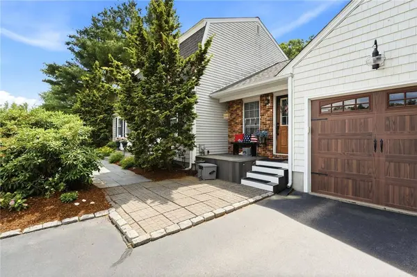8 Pineridge DR, Smithfield, RI 02917