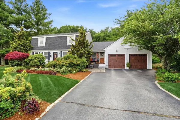 8 Pineridge DR, Smithfield, RI 02917