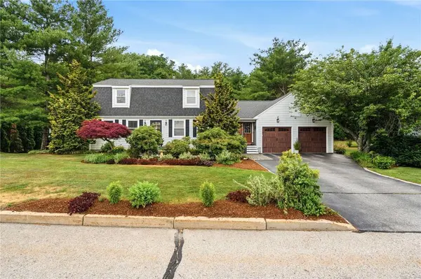 8 Pineridge DR, Smithfield, RI 02917