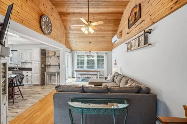 8 Pineridge DR, Smithfield, RI 02917