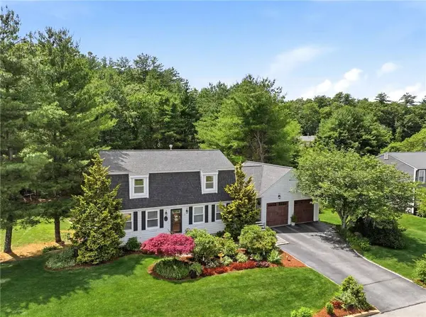 8 Pineridge DR, Smithfield, RI 02917