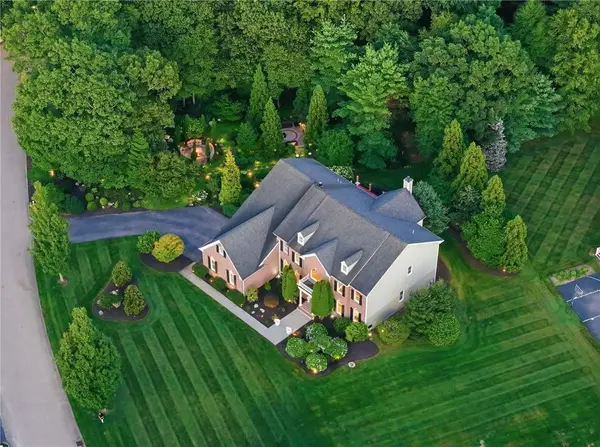 10 Lovegreen LN, East Greenwich, RI 02818