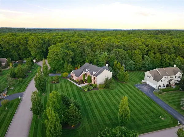 10 Lovegreen LN, East Greenwich, RI 02818
