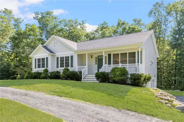 301 Ledge RD, Coventry, RI 02816