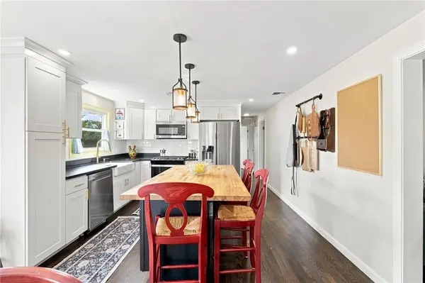 8 Elmhurst DR, Smithfield, RI 02828