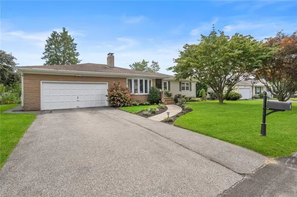 8 Elmhurst DR, Smithfield, RI 02828