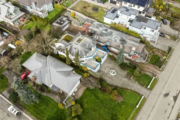 2524 Esplanade, Oak Bay, BC V8R 2W3