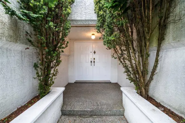 2524 Esplanade, Oak Bay, BC V8R 2W3