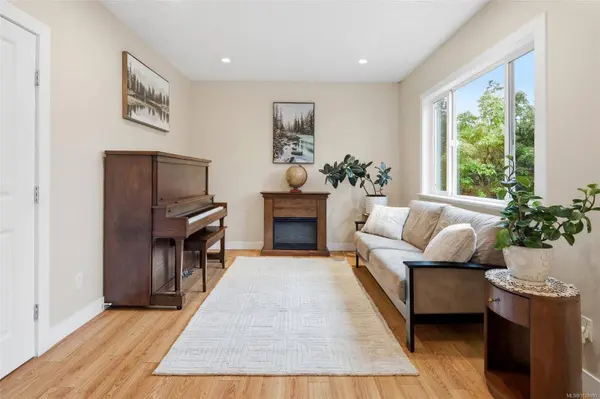 631 Kent Rd, Saanich, BC V8Z 1Z2