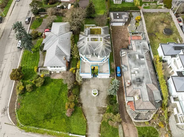 2524 Esplanade, Oak Bay, BC V8R 2W3