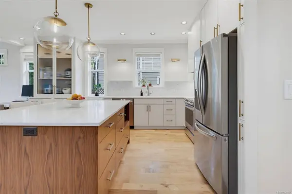 3979 South Valley Dr, Saanich, BC V8Z 7Z1