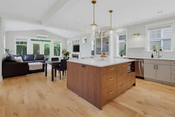 3979 South Valley Dr, Saanich, BC V8Z 7Z1