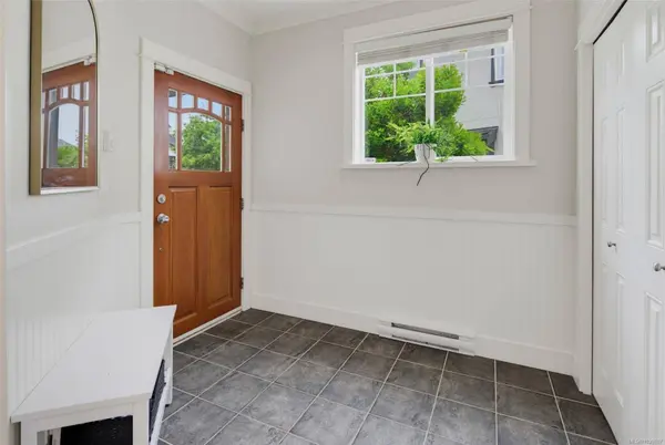 3979 South Valley Dr, Saanich, BC V8Z 7Z1
