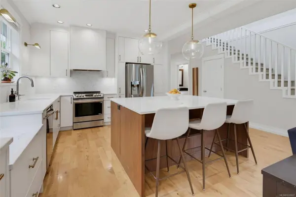 3979 South Valley Dr, Saanich, BC V8Z 7Z1