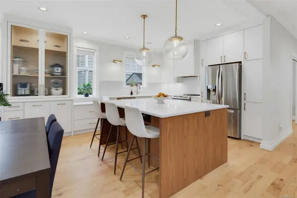 3979 South Valley Dr, Saanich, BC V8Z 7Z1