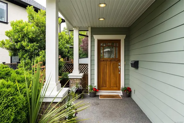 3979 South Valley Dr, Saanich, BC V8Z 7Z1