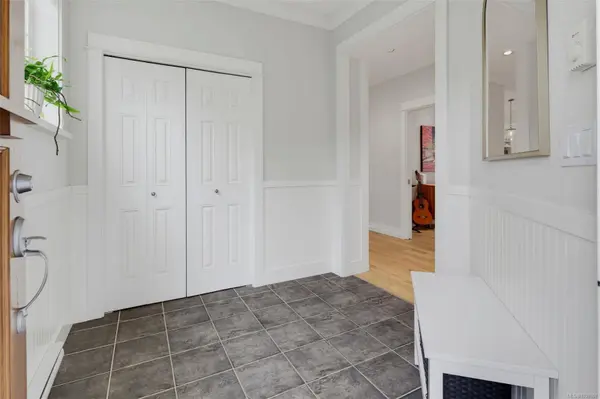 3979 South Valley Dr, Saanich, BC V8Z 7Z1