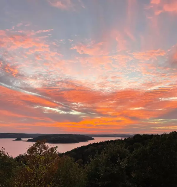 Live Your {LAKE} Luxury.