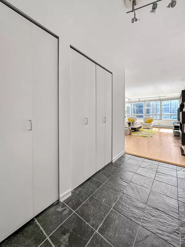 201 E Chestnut ST #11F, Chicago, IL 60611