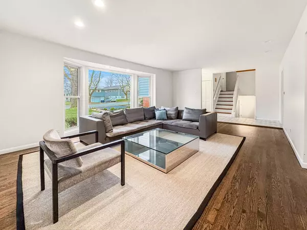 1706 Garand DR, Deerfield, IL 60015