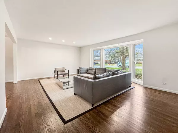 1706 Garand DR, Deerfield, IL 60015