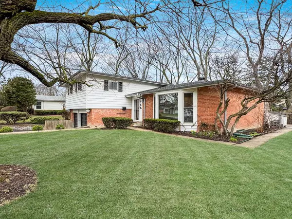 1706 Garand DR, Deerfield, IL 60015