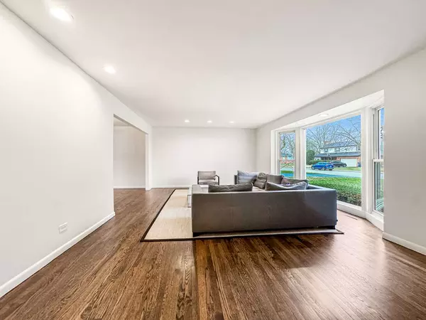 1706 Garand DR, Deerfield, IL 60015