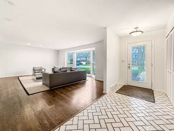 1706 Garand DR, Deerfield, IL 60015