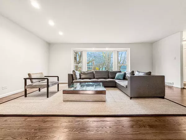 1706 Garand DR, Deerfield, IL 60015