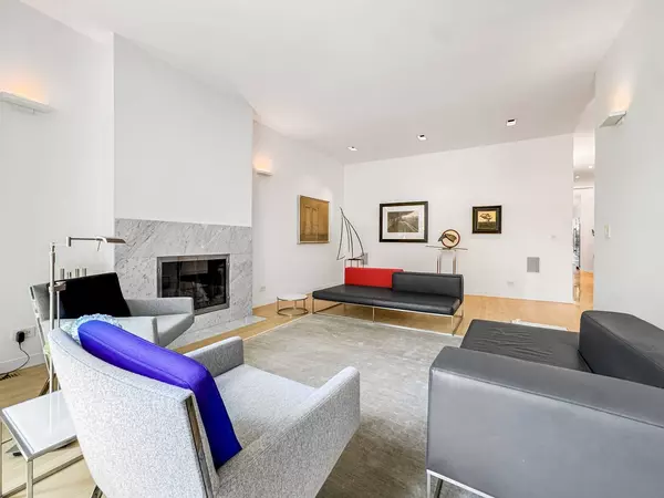 822 W Oakdale AVE, Chicago, IL 60657