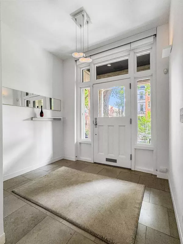 822 W Oakdale AVE, Chicago, IL 60657