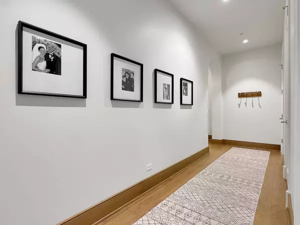 21 N May ST #802, Chicago, IL 60607