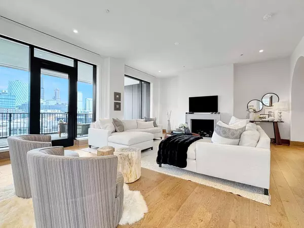 21 N May ST #802, Chicago, IL 60607