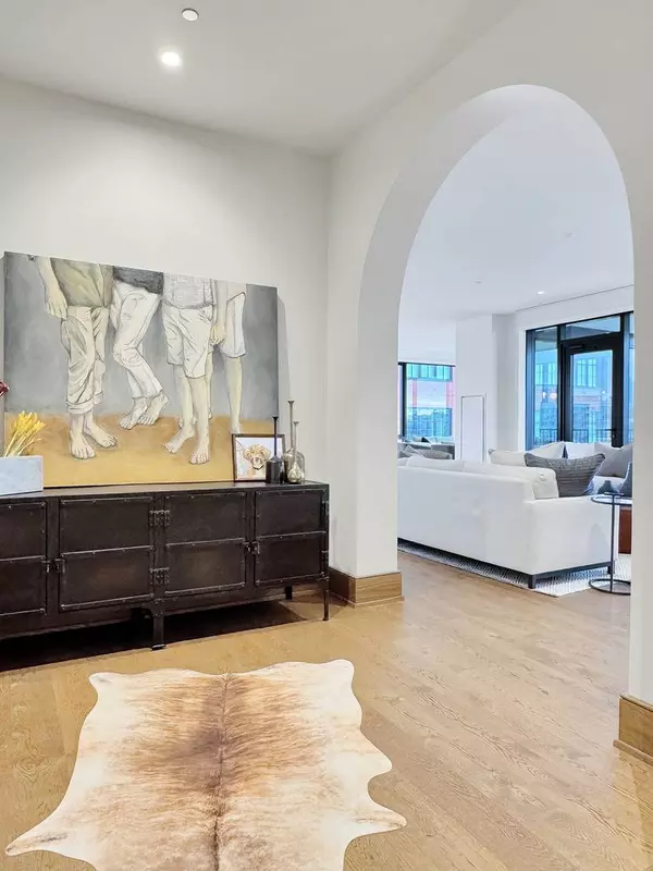 21 N May ST #802, Chicago, IL 60607