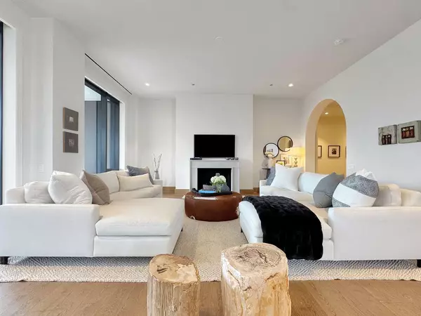 21 N May ST #802, Chicago, IL 60607