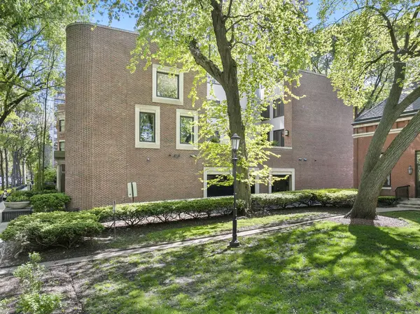 1524 N Astor ST, Chicago, IL 60610