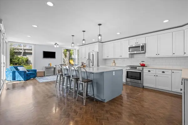 943 Marvell LN, Highland Park, IL 60035