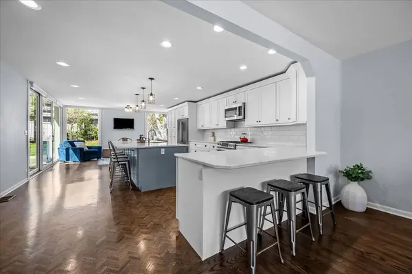 943 Marvell LN, Highland Park, IL 60035