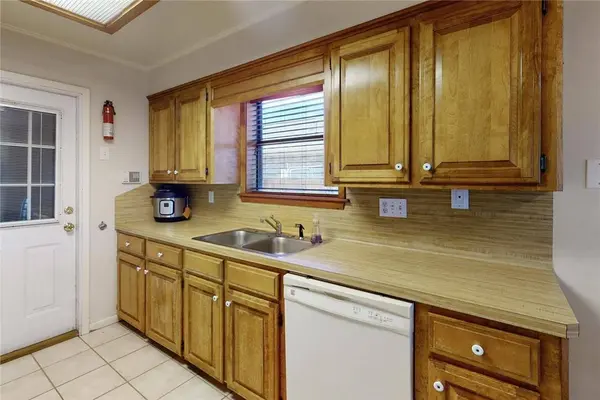 800 Azalea CT, College Station, TX 77840