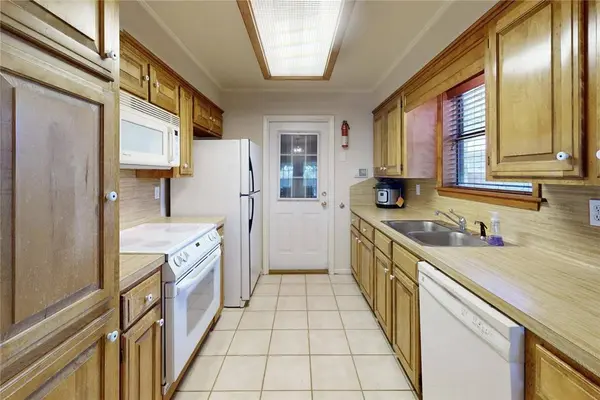 800 Azalea CT, College Station, TX 77840