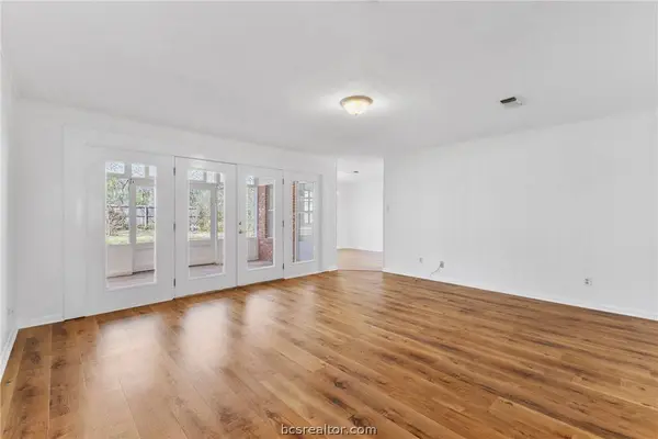 1211 King Arthur CIR, College Station, TX 77840