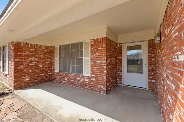 1211 King Arthur CIR, College Station, TX 77840