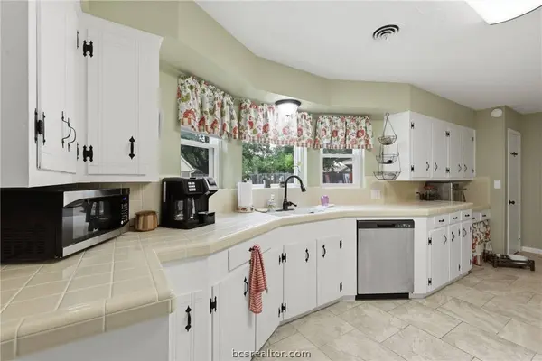 2507 Willow Bend DR, Bryan, TX 77802