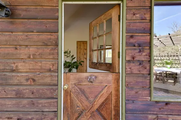 6587 West Saanich Rd, Central Saanich, BC V8M 1W8